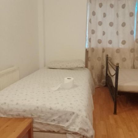 Private Rooms In 3 Bedroom Flat!! London Luaran gambar