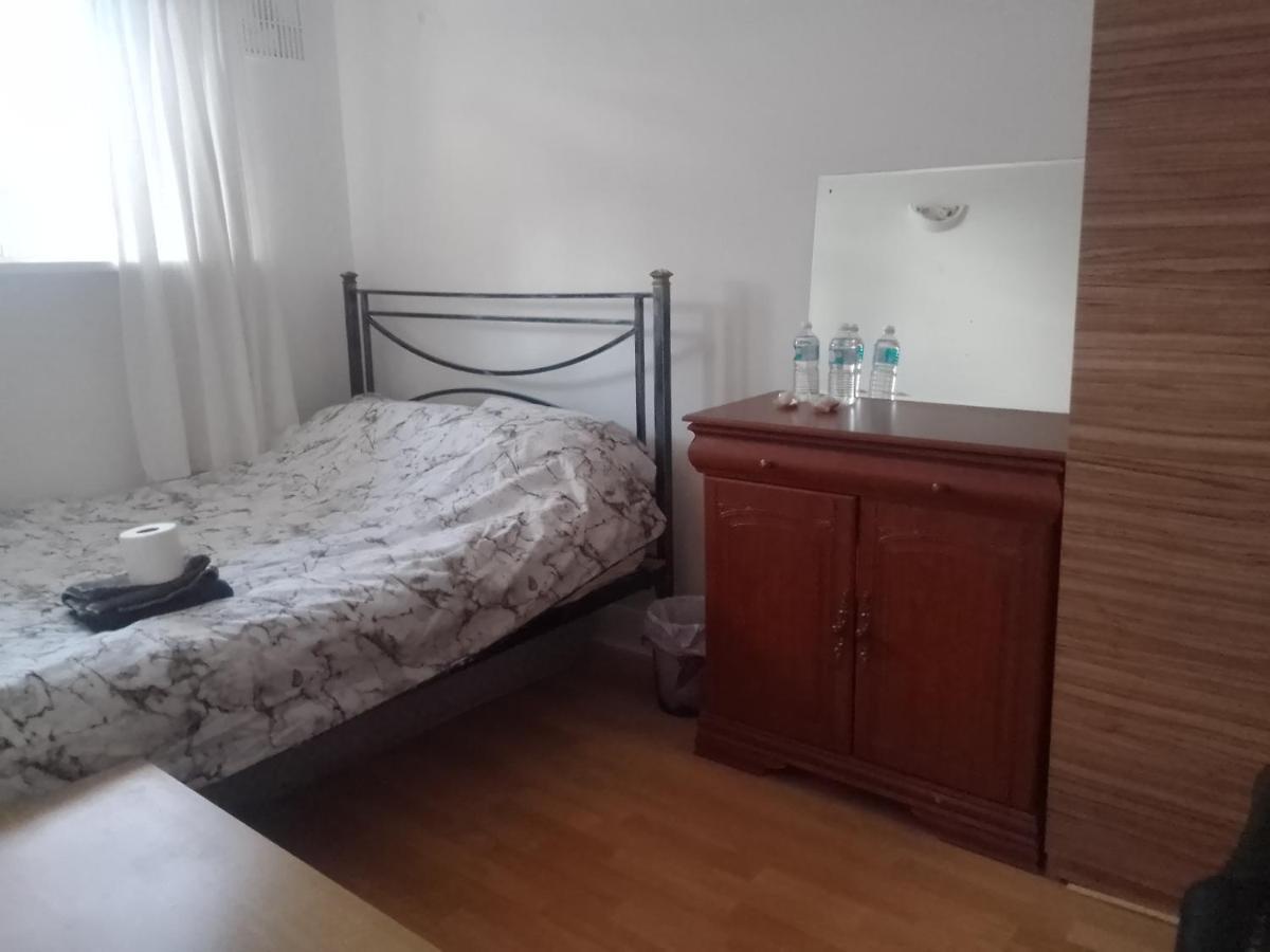 Private Rooms In 3 Bedroom Flat!! London Luaran gambar