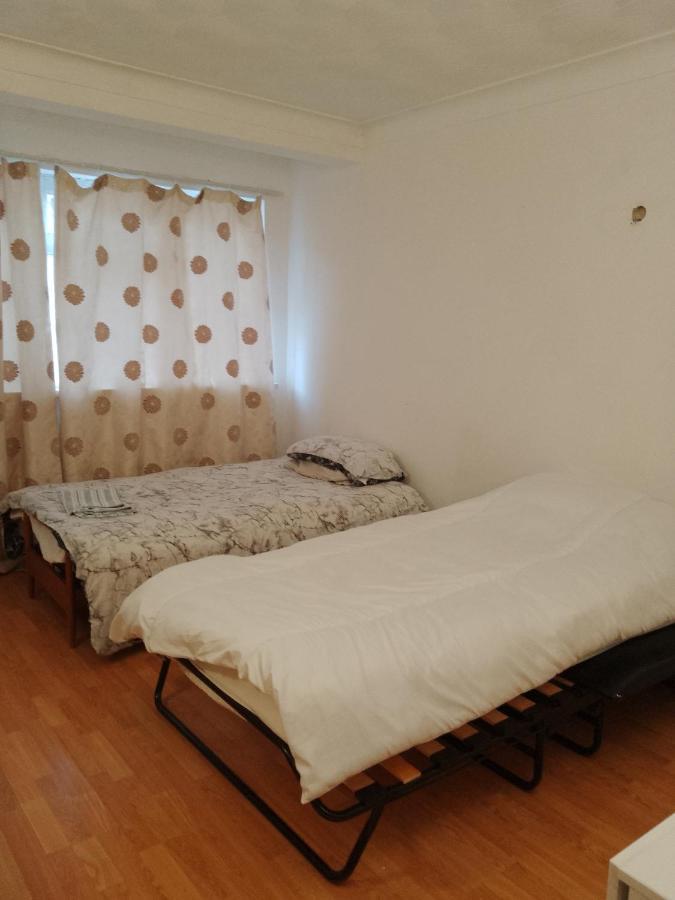 Private Rooms In 3 Bedroom Flat!! London Luaran gambar