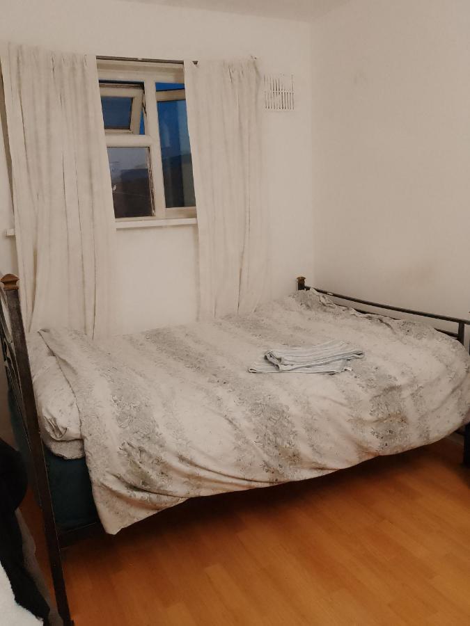 Private Rooms In 3 Bedroom Flat!! London Luaran gambar