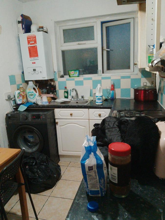Private Rooms In 3 Bedroom Flat!! London Luaran gambar